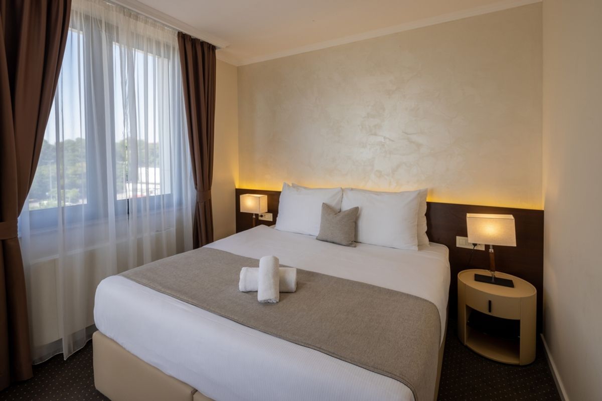 O fosta angajata in industra hoteliera iti explica cum poti afla daca esti filmat pe ascuns in camera de hotel