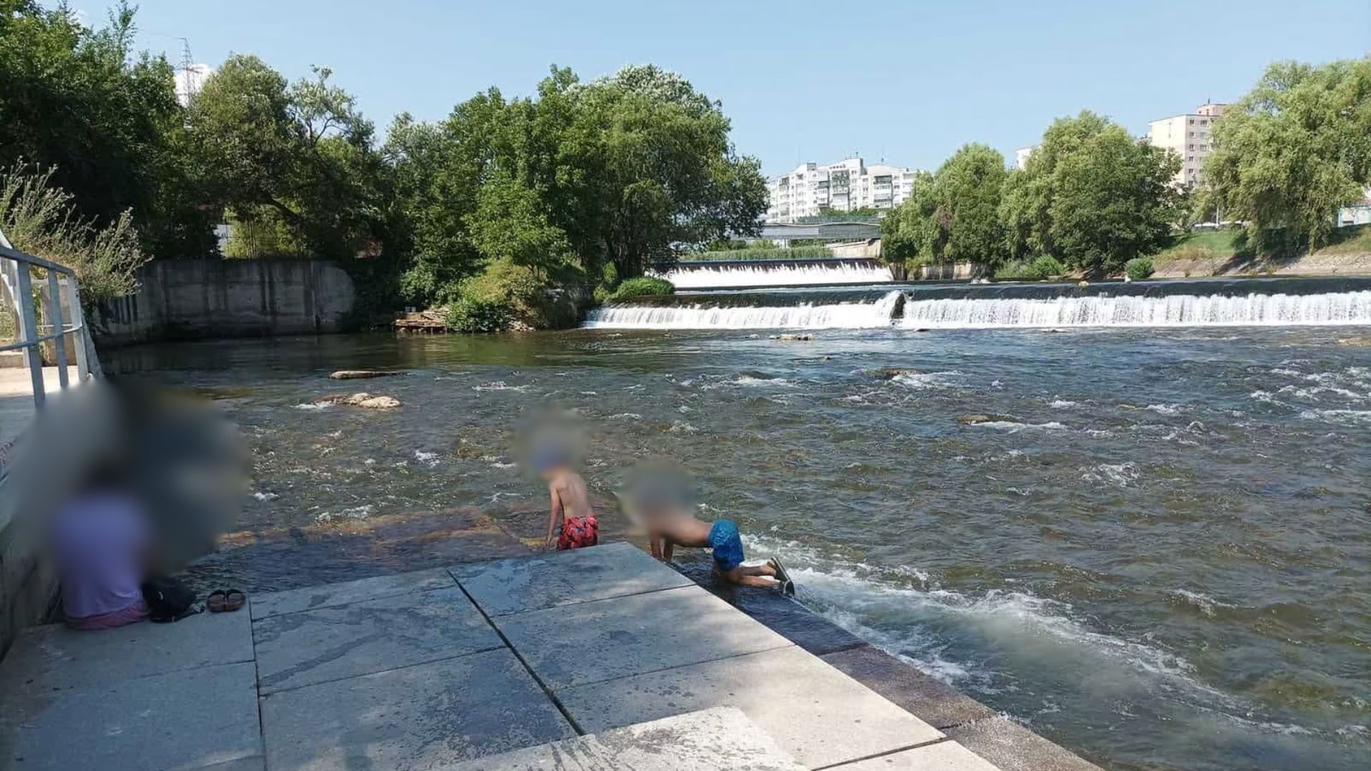 O mama din Cluj Napoca ii avertizeaza pe parinti Un barbat suspect ar fi urmarit copii si adolescenti pe malul Somesului avand ca tinta o fetita de 13 ani
