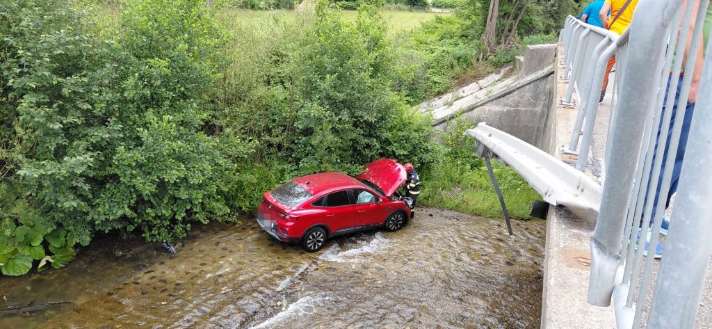 O masina a plonjat intr un rau la intrarea in Petrosani Doua persoane au fost transportate la spital