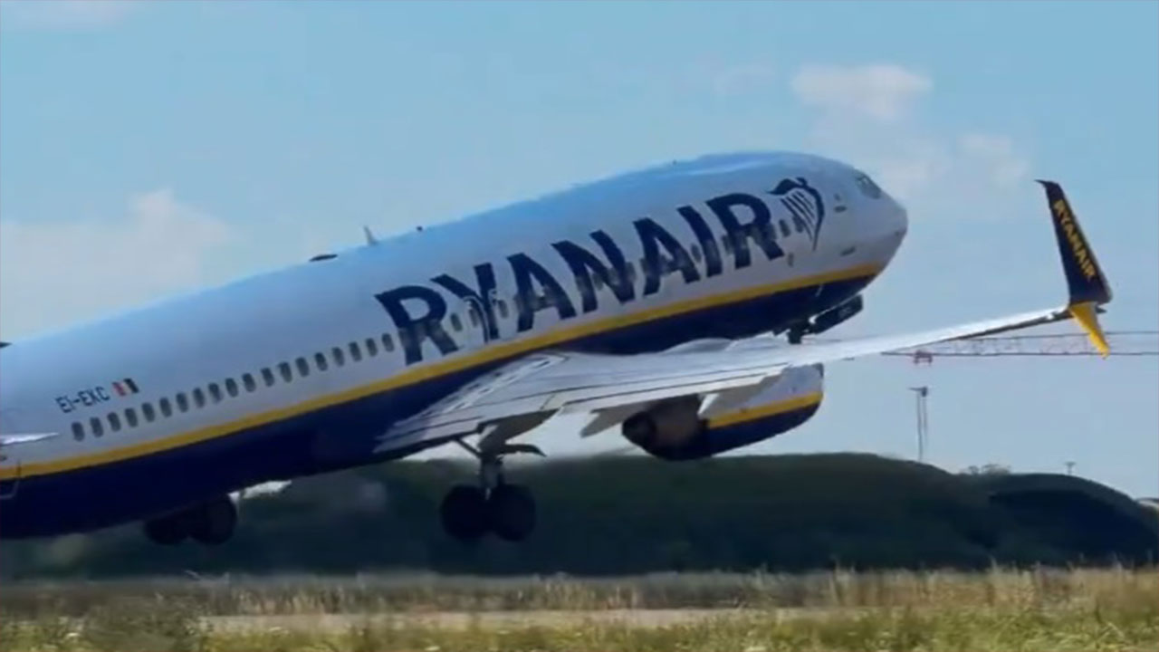 Panica intr un avion directionandu se spre Munchen un geam s a spart in timpul zborului din cauza unui defectiuni la motor iar un pasager a fost ranit