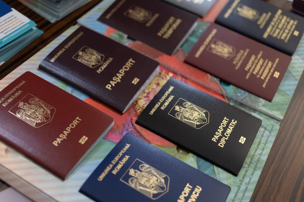 Pasaportul romanesc progreseaza in clasamentele internationale Cetatenii romani pot calatori fara viza in 178 de destinatii