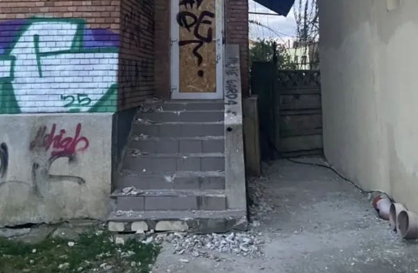 Pericol pentru soferii dintr un cartier al Clujului Caramizi se desprind de pe o cladire si cad peste masinile parcate