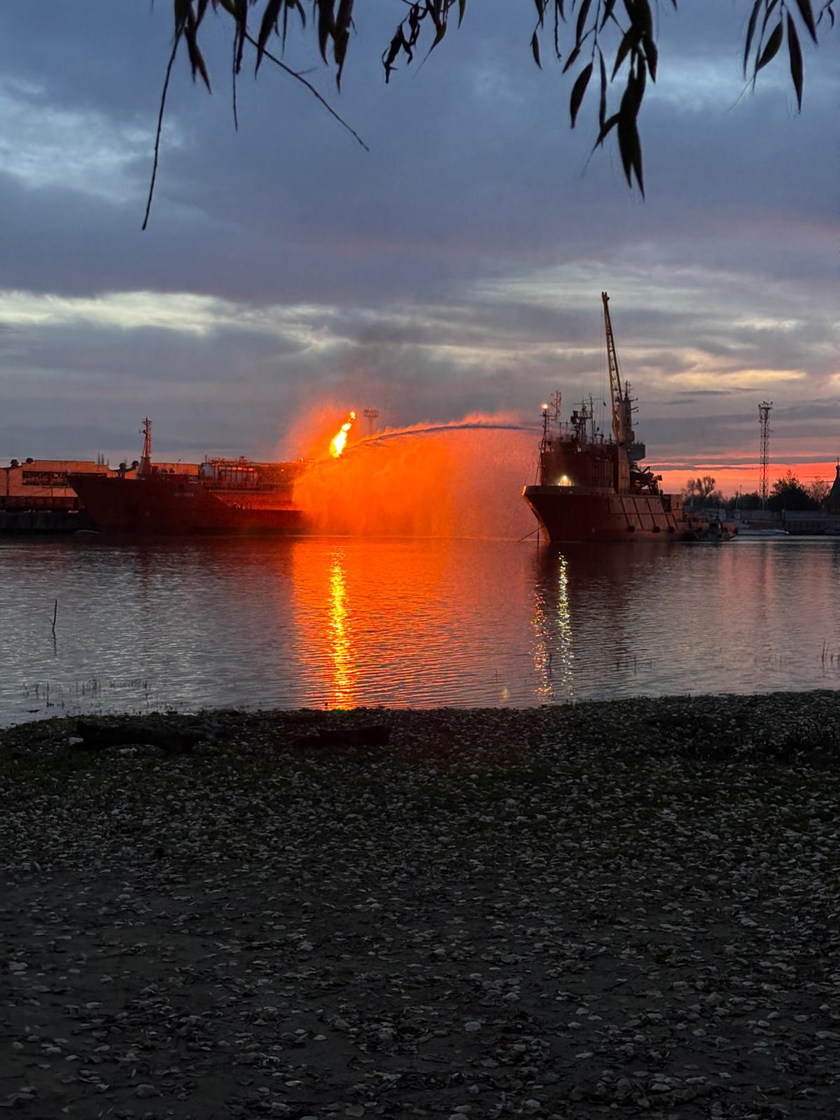 Petrolier in flacari in Marea Neagra aproape de Sfantul Gheorghe