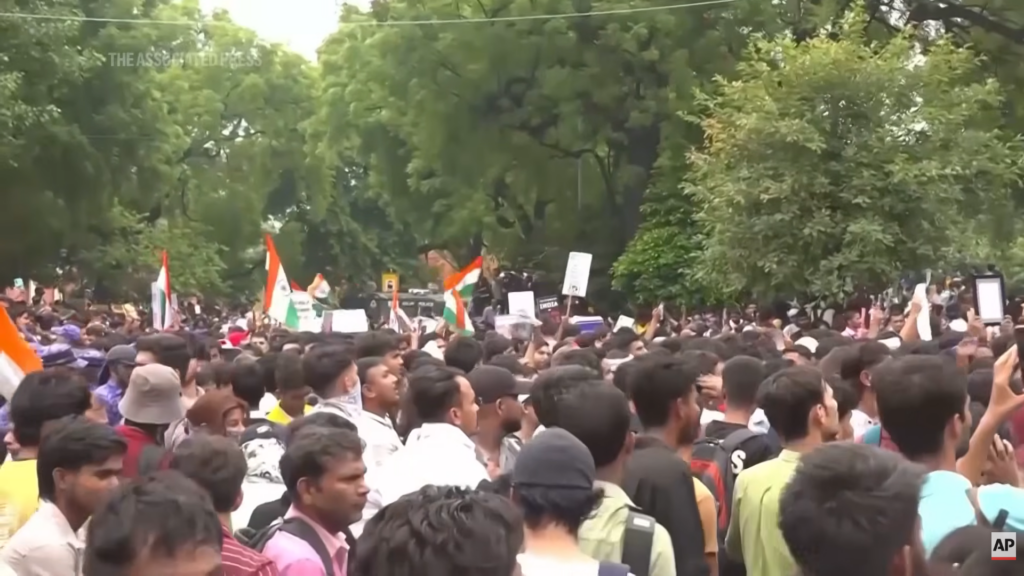 Protestele gandacilor din India devin violente Politia a incercat sa opreasca marsul spre Parlament cu gaze lacrimogene
