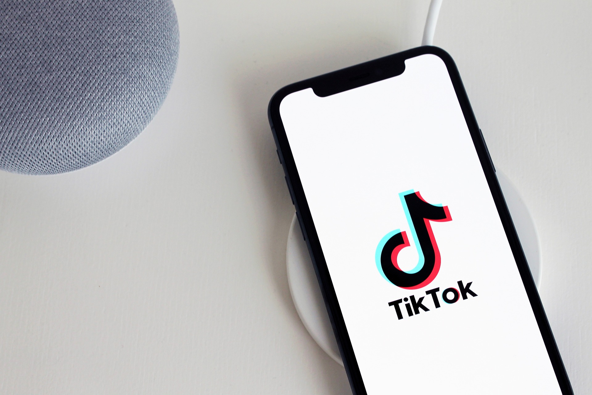 TikTok implementeaza masuri impotriva conturilor care publica exclusiv continut generat de inteligenta artificiala