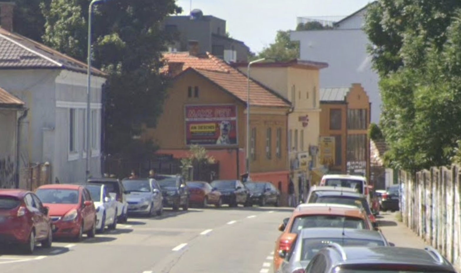 Trei dube si o masina acasa pentru mai multi adulti si copii pe o strada din Cluj Napoca Vecinii nu mai suporta mirosul Isi fac nevoile pe strada