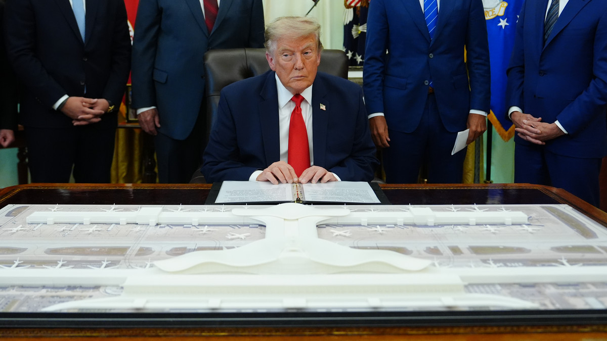 Trump anunta modernizarea aeroportului Dulles Vom transforma acest aeroport poate in cel mai bun