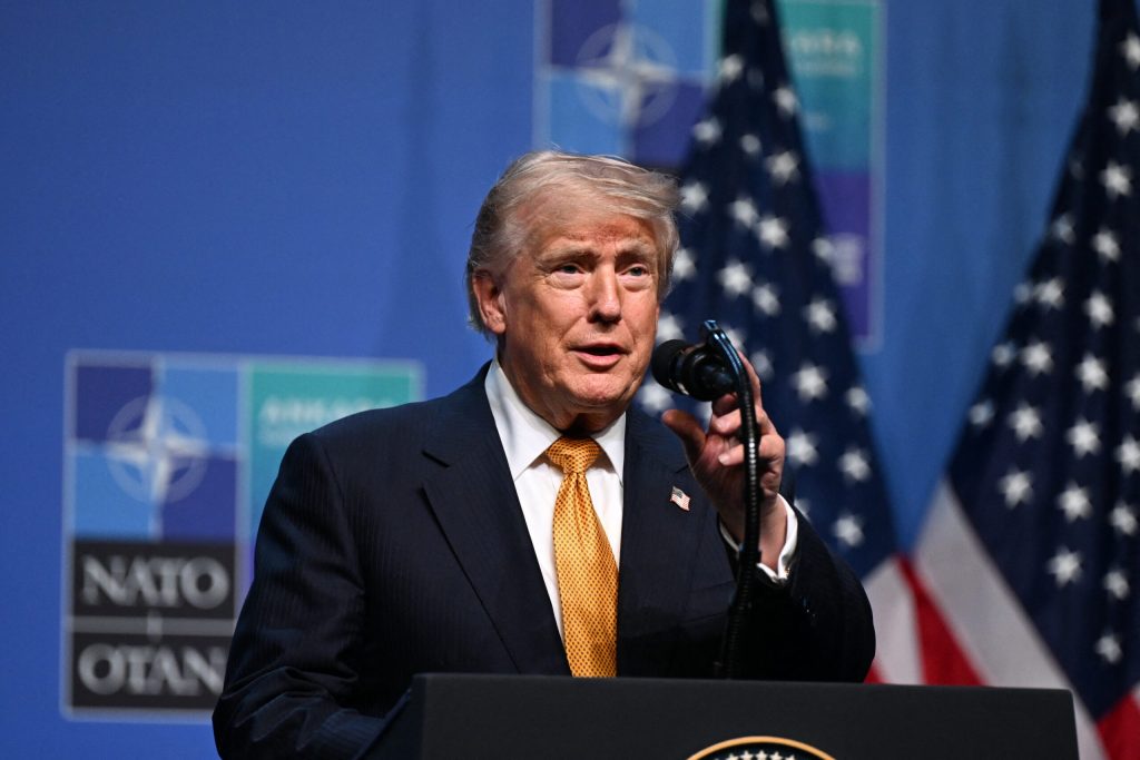Trump isi revizueste opinia privind taxa de 20 pentru navele care traverseaza stramtoarea Ormuz dar isi exprima dorina pentru acorduri comerciale