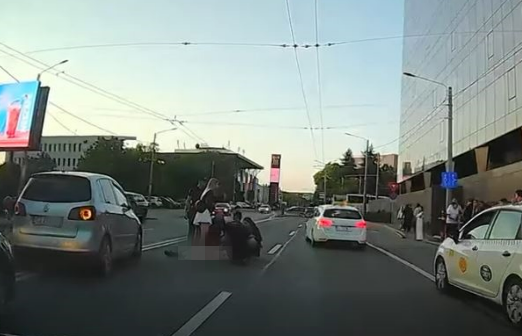 VIDEO Accident in aceasta dimineata langa Iulius Mall din Cluj Napoca O persoana a fost lovita de o masina in timp ce traversa printr un loc unde nu era permis