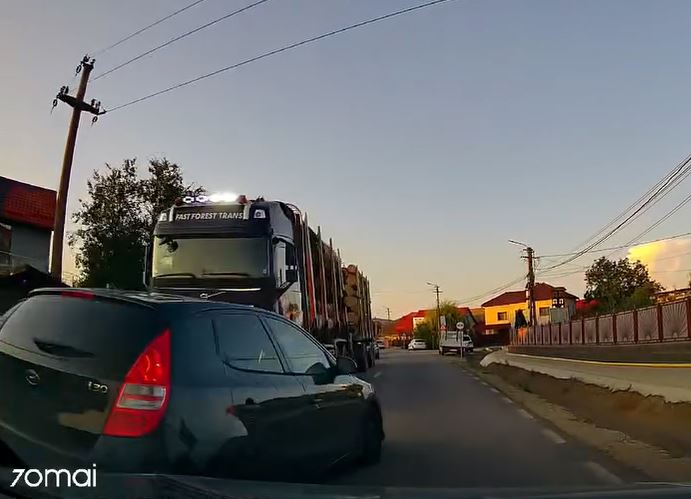 VIDEO Un sofer a efectuat o depasire necontrolata chiar in fata unui TIR ingradat cu lemne Clujeanul a scapat teafar datorita soferului profesionist