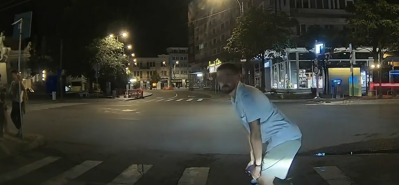 VIDEO Un tanar iritat de un sofer a oferit un spectacol cu posteriorul pe o trecere de pietoni din Cluj dar concluzia Nici macar nu a traversat