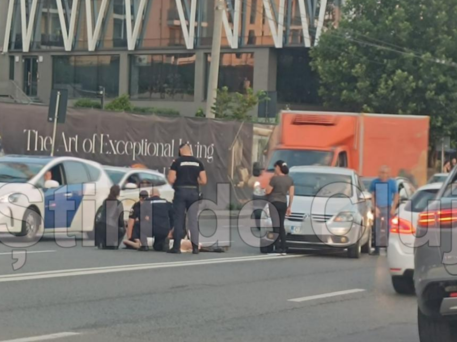 VIDEORaport Incidentul de astazi de la Iulius Mall Cluj in care o tanara de 23 de ani a fost lovita de o masina Nu reactiona deloc