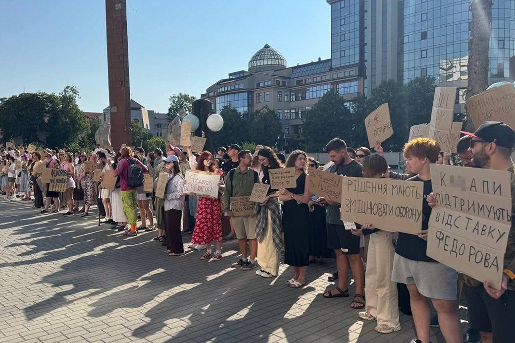 Val de proteste in Ucraina dupa demiterea ministrului Apararii Manifestantii ii cer lui Zelenski sa revizuiasca decizia