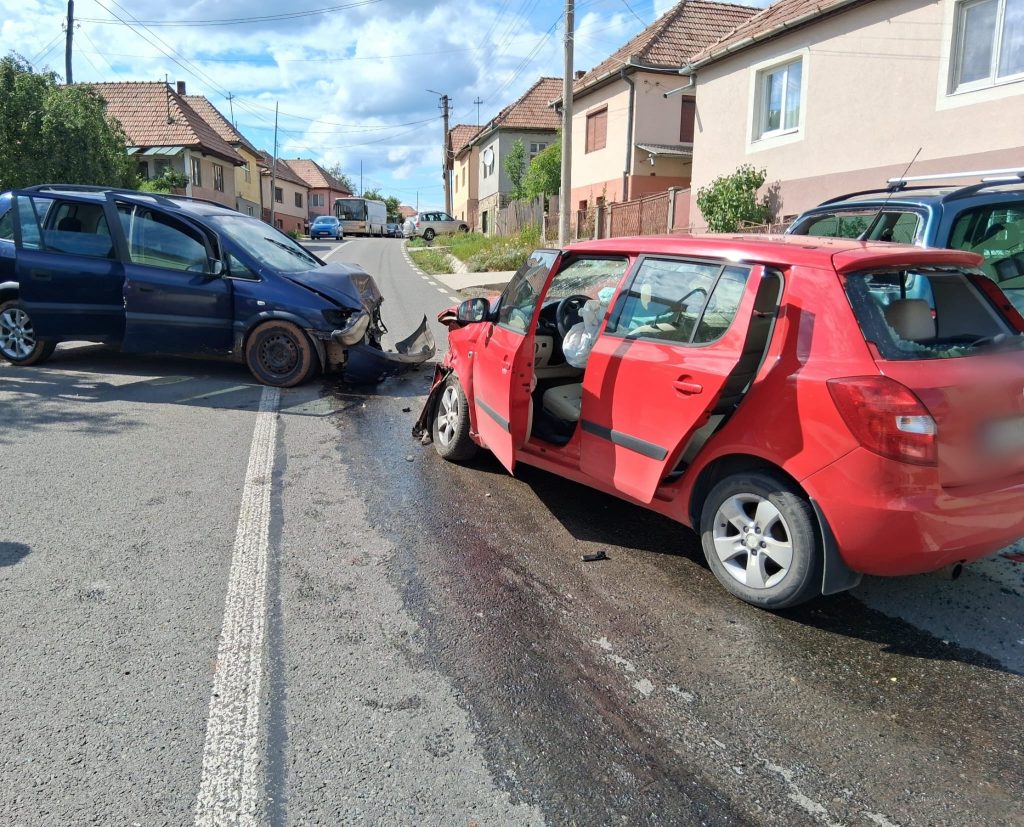 accident in cluj patru raniti in urma coliziunii intre trei masini o fetita de 8 ani doua femei si un barbat transportati de urgenta la spital