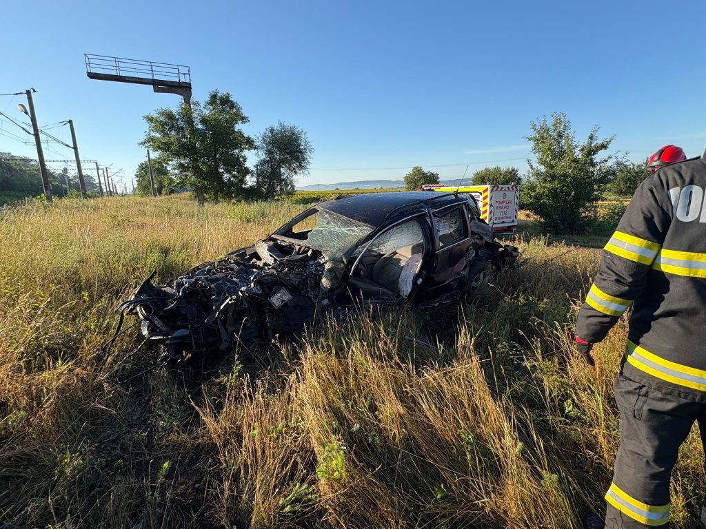 accident serios la o trecere la nivel cu calea ferata un tren de pasageri a lovit o masina iar soferul este resuscitat