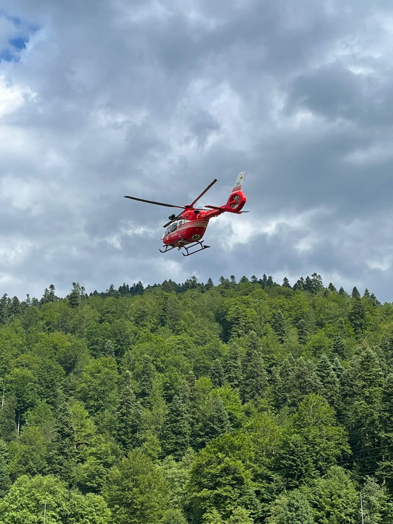 actualizare patru alpinisti au cazut in valea albisorai in busteni dupa ce o franghie s a rupt o femeie a decedat
