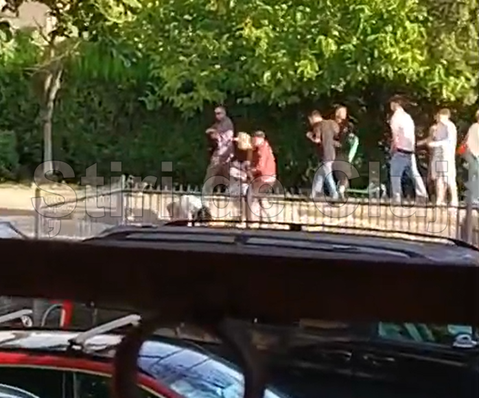 exclusiv video barbat agresat brutal in aceasta dimineata de un grup de tineri la statia de autobuz se intoarcea de la electric castle este in operatie