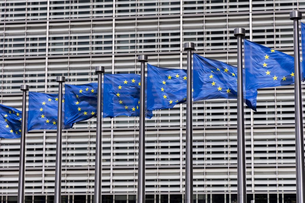 reguli noi pentru inteligenta artificiala comisia europeana clarifica obligatiile platformelor si modul de marcaj a continutului generat de ai