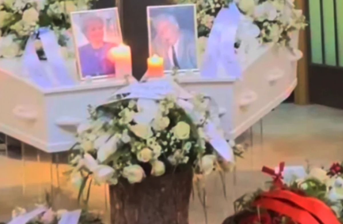 scena surprinzatoare la o inmormantare o femeie a dansat la bara chiar lang sicriu a fost un moment emoionant imaginile au generat mii de reactii