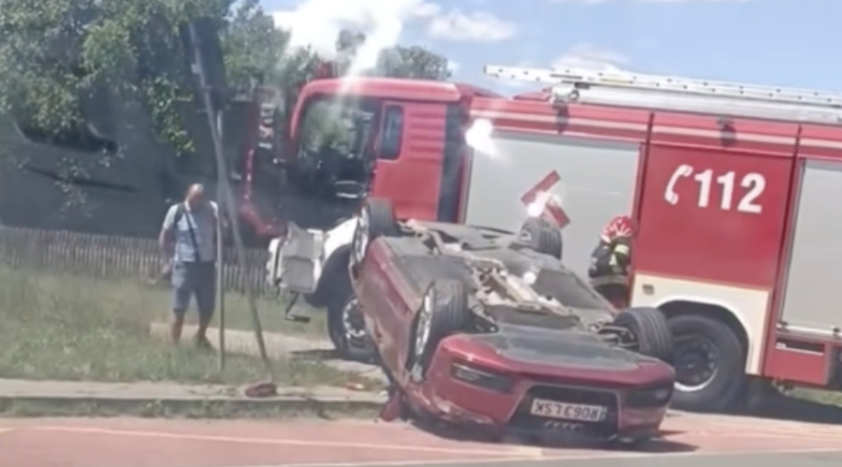 video accident in cluj o masina sa rasturnat pe un drum echipele de interventie au ajuns la locul incidentului iar doi oameni sunt evaluati medical