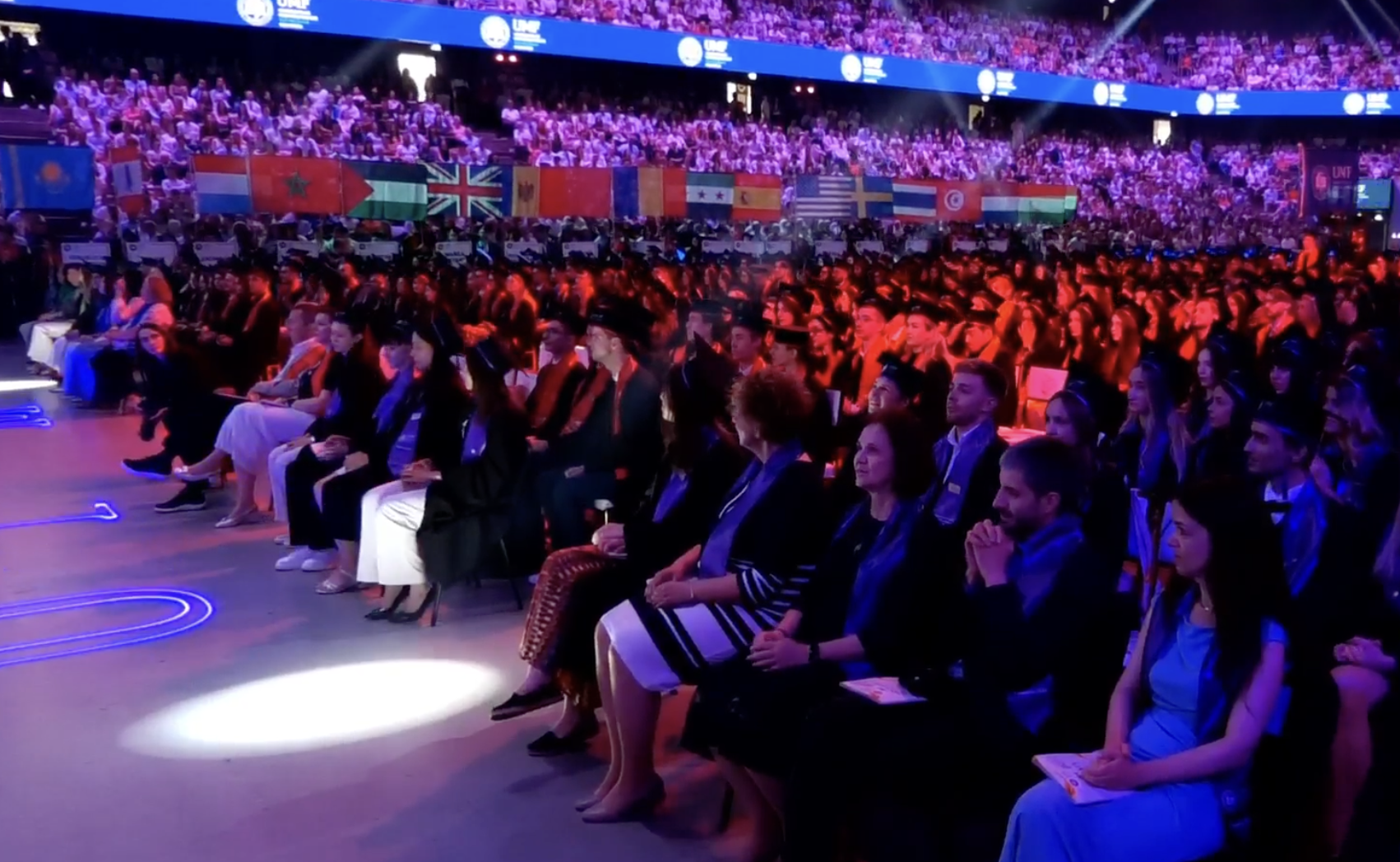 video momente de neuitat la UMF Cluj parada drapelelor de la BTArena a lasat o impressie puternica asupra asistentei afla ce s a intamplat la ceremonia de absolvire