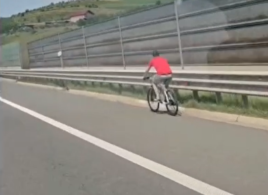 video un clujean si a construit singur o pista de biciclete dat fiind ca in cluj nu sunt prea multe problema traseul ales a fost autostrada a3