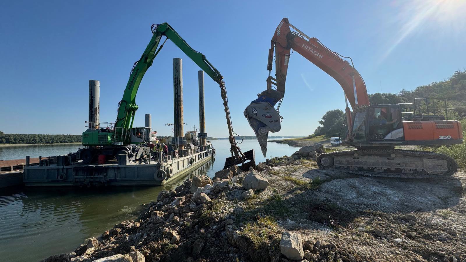 A inceput scufundarea primei barje in Dunare pentru a crestere debitul catre Centrala Nucleara de la Cernavoda