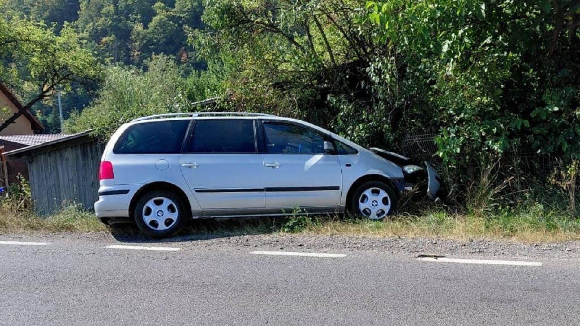 Accident pe DN1 E60 in Cluj Cinci persoane printre care un copil transportate la spital Vehiculul a parasit drum