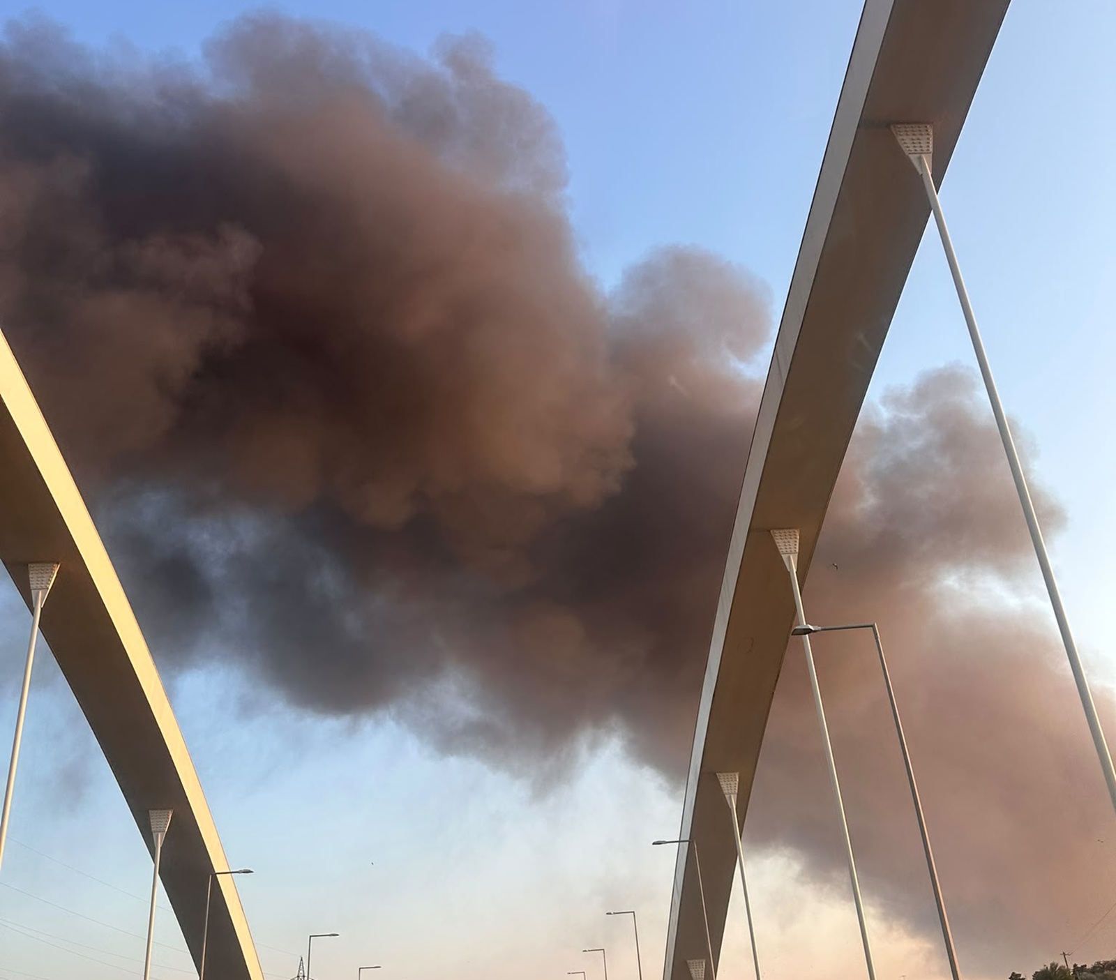 Alert de urgen n Lumina Incendiu de mari proporii emisie intens de fum i gaze Cetenii sunt rugai s evite zona