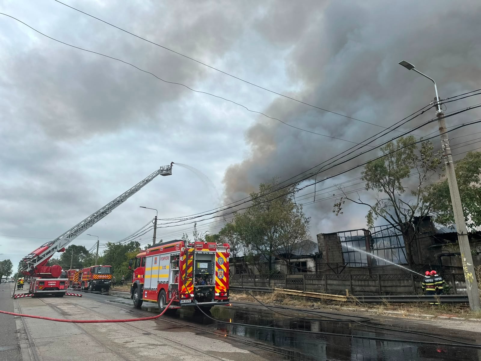 Alerta in Ploiesti incendiu de amploare la o hala de depozitare a diluantilor mesaj Ro Alert transmis de autoritati