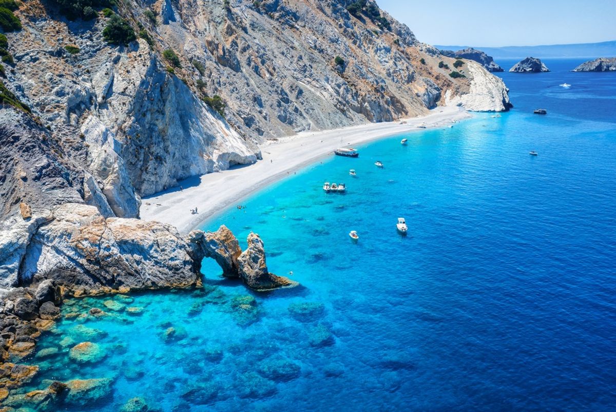 Amenda de pana la 1000 de euro pentru cei care iau pietricele drept suvenir de pe aceasta plaja cunoscut din Grecia