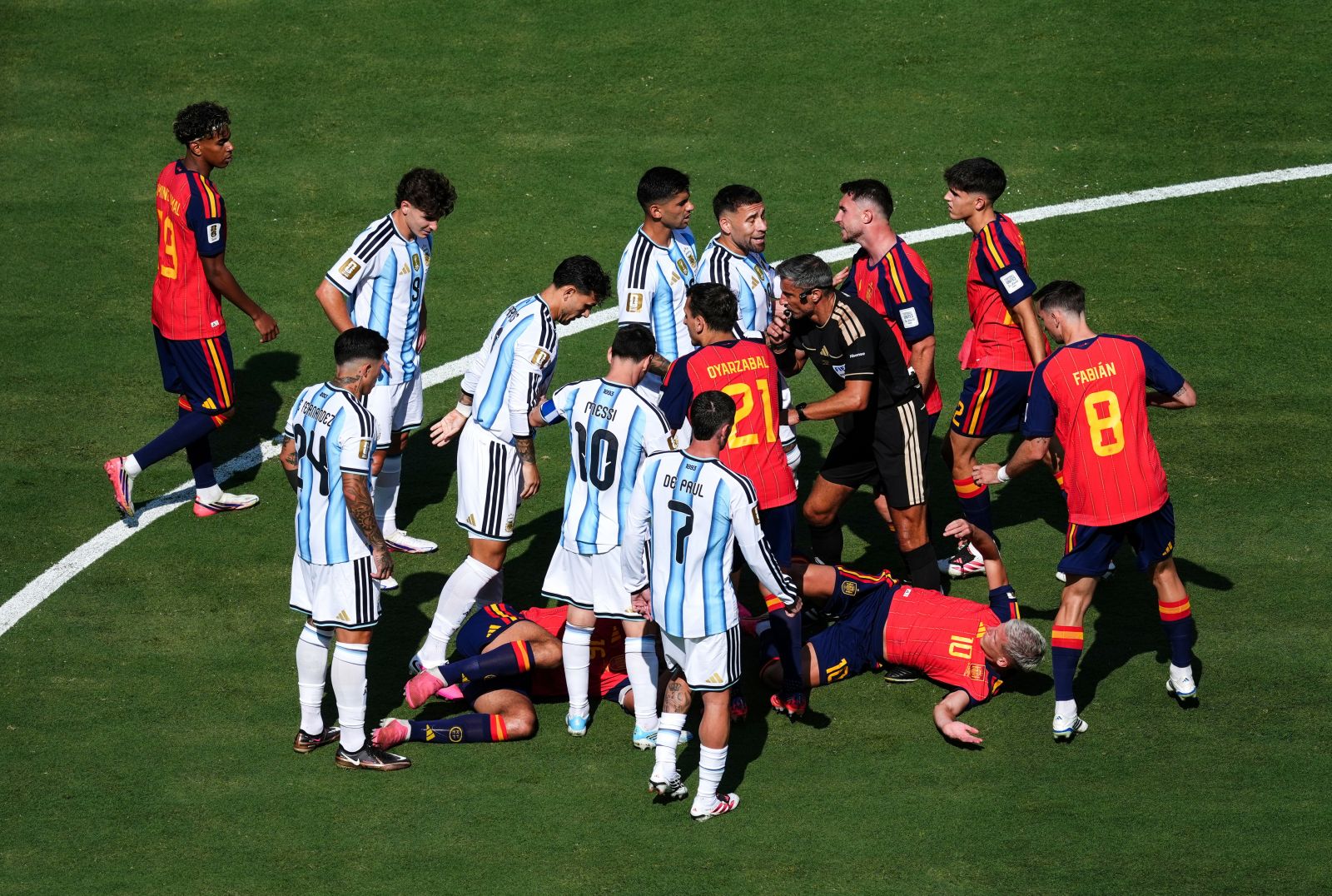 Argentina se confrunta cu costuri mari din cauza incidentelor de la finala Cupa Mondiala FIFA impune suspendari si amenzi de sute de mii de dolari