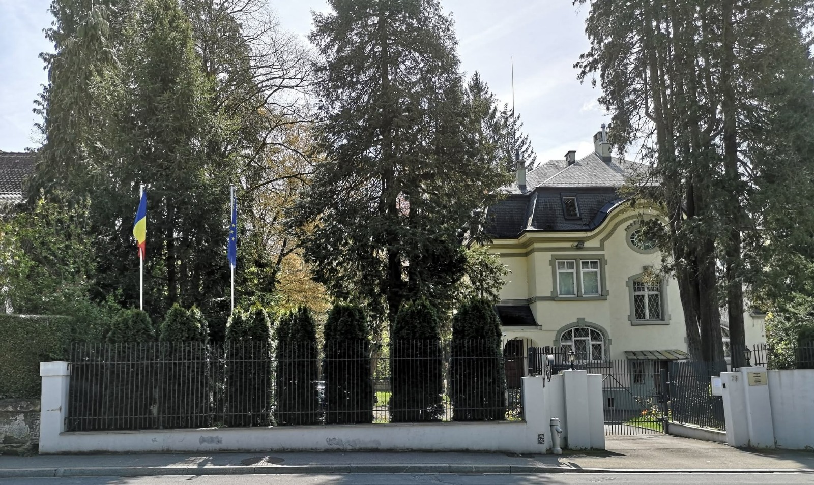 Atac cu un dispozitiv incendiar asupra sediului Ambasadei Romaniei in Elvetia MAE anunta ca incidentul a avut loc luni