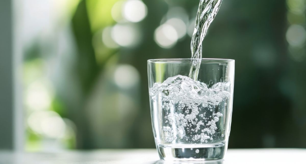 Ce se intampla daca consumi apa minerala zilnic Un nutritionist de renume explica efectele acestui obicei asupra corpului tau