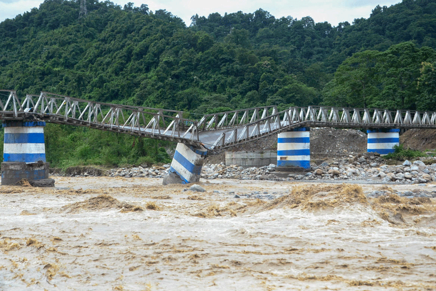 Cel putin 100 de oameni au murit in India din cauza inundatiilor devastatoare