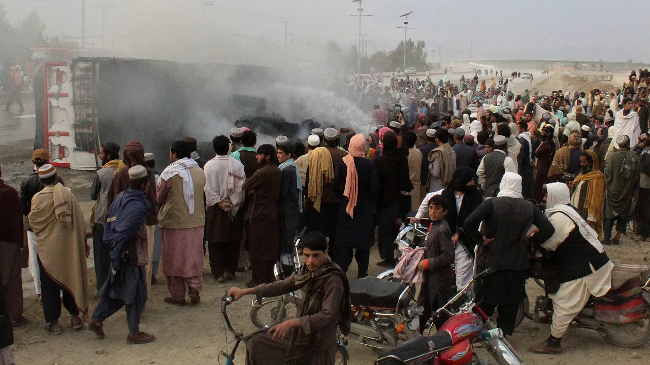 Cel putin 14 persoane au murit in urma unui atac sinucigas cu bomba la un miting in Pakistan