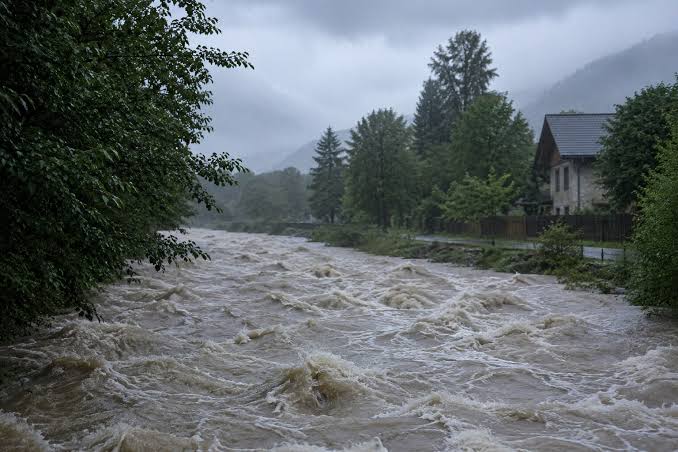 Cluj Napoca sub avertizare de cod galben pentru inundatii avertizarea va fi activa de joi la pranz hidrologii atentioneaza ca paraiele care de obicei sunt aproape secate s ar putea umpa