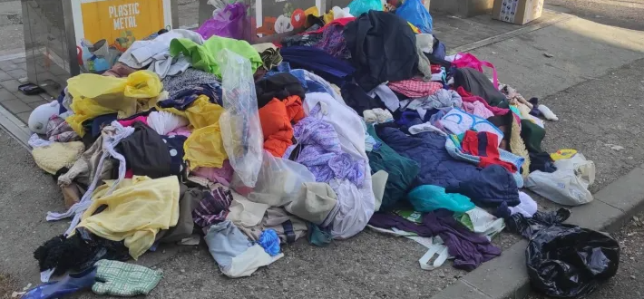 Clujenii cer relocarea unui container pentru haine de pe Calea Dorobantilor din Cluj Napoca Este vandalizat zilnic si creeaza o imagine dezolanta