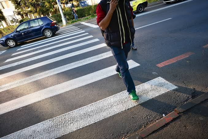 Conflict in traficul din Cluj Napoca Un sofer le cere pietonilor sa nu mai blocheze circulatia in timp ce asteapta la trecere Traverseaza rapid