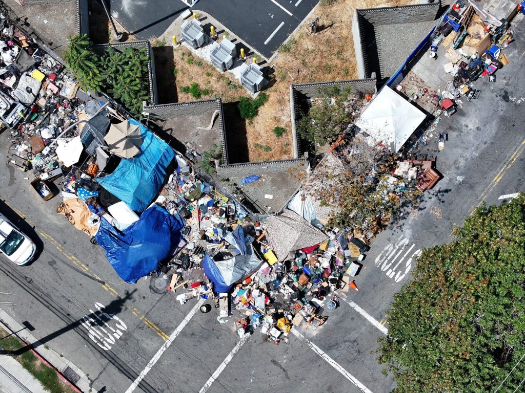 Criza persoanelor fara adapost din California vazuta dintr o perspectiva aeriana Cum arata tabara uriaza de persoane fara adapost situata langa una dintre cele mai cunoscute universitati din SUA