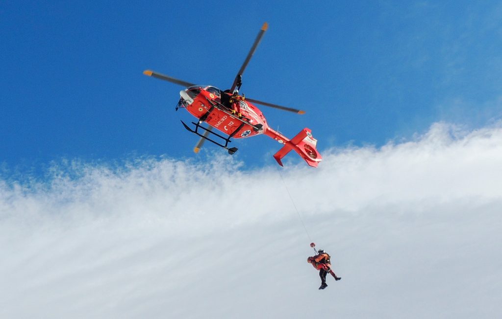 Doi alpinisti au ramas blocati pe peretele Vaii Albe din Bucegi Interventia salvatorilor montani este complicata
