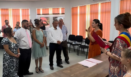 Doi indragostiti surzi au rostit DA cu ajutorul unei interprete in limbajul semnelor