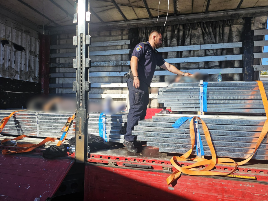 Doi migranti marocani descoperiti in stare de inconstienta in semi remorca unui TIR din Turcia au pentrus ilegal in Romania