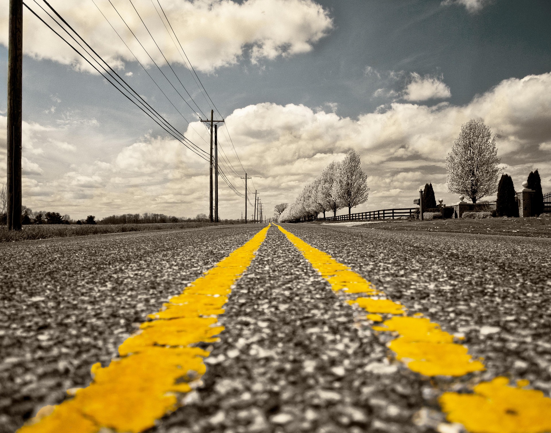 Efectele caniculei asfaltul s a umflat si s a crapat pe o autostrada din Ucraina