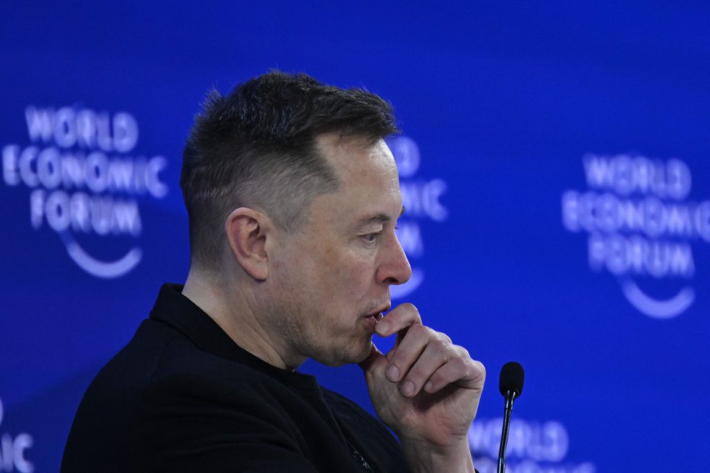 Elon Musk a renuntat la statutul de trilionar A pierdut intr o luna 363 de miliarde de dolari un record absolut in istoria clasamentelor Forbes