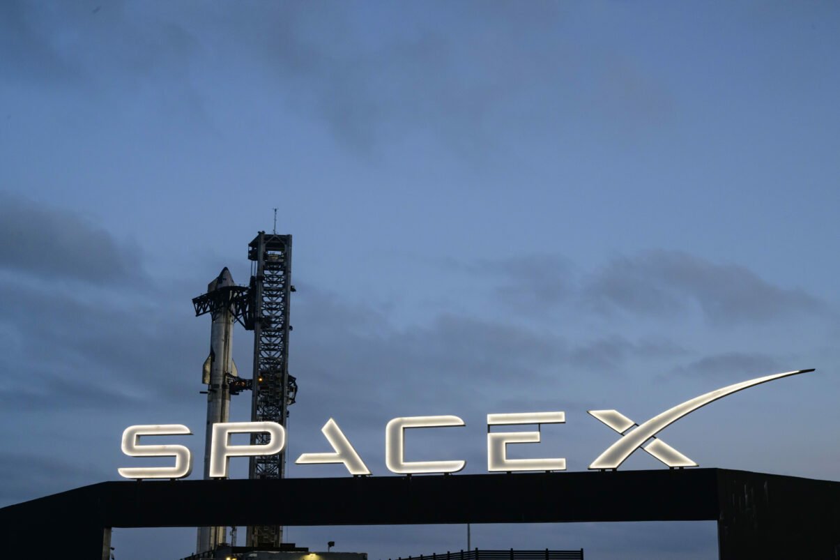 Elon Musk vrea sa transforme Luna intr o fabrica uriase de sateliti Planul SpaceX care ar putea revoluziona industria spatiala