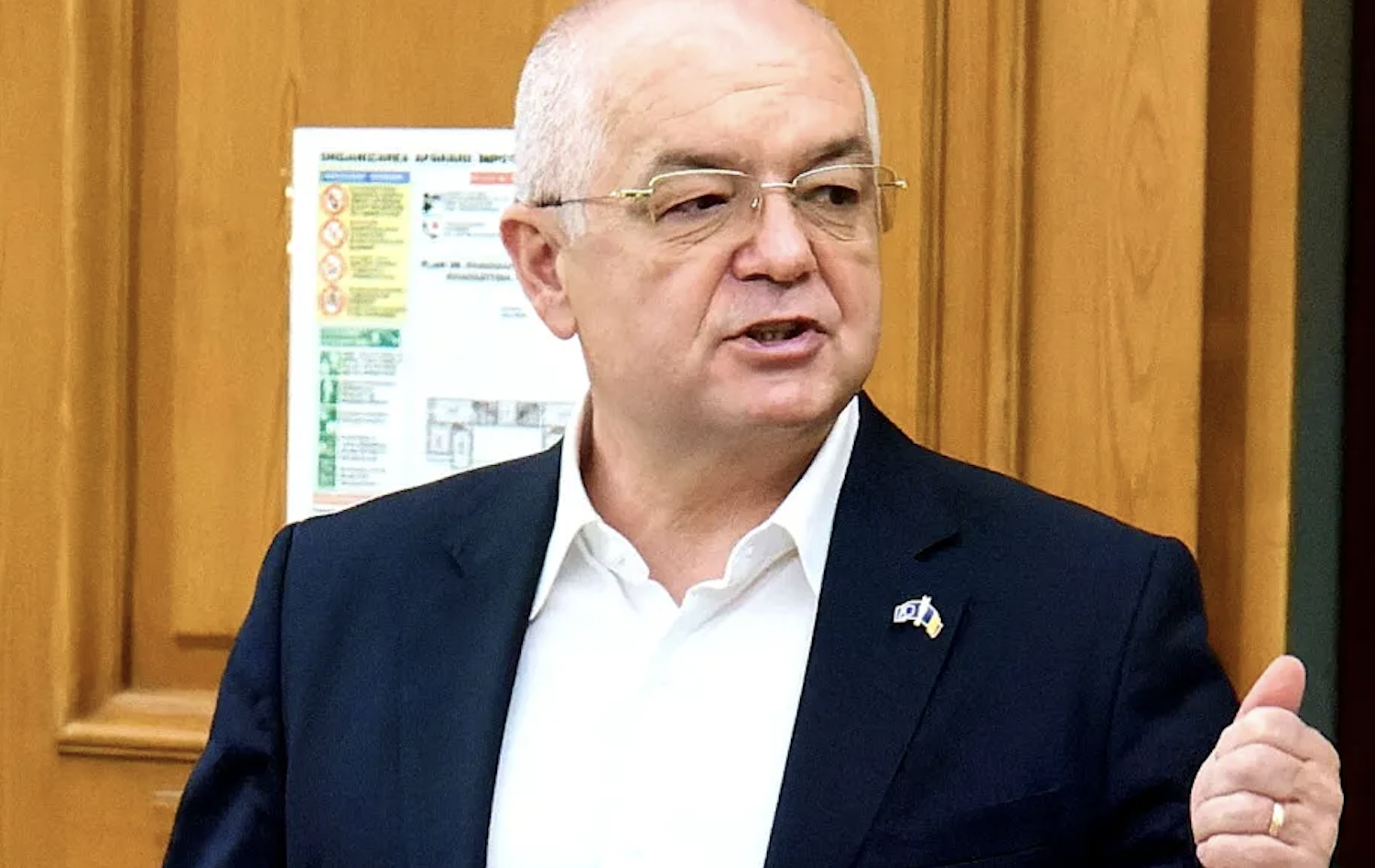 Emil Boc suparat din cauza mirosului insuportabil din Cluj Primarul solicita oprirea imediata a raspandirii ingrasamintelor Cerem scuze publice de la Transavia