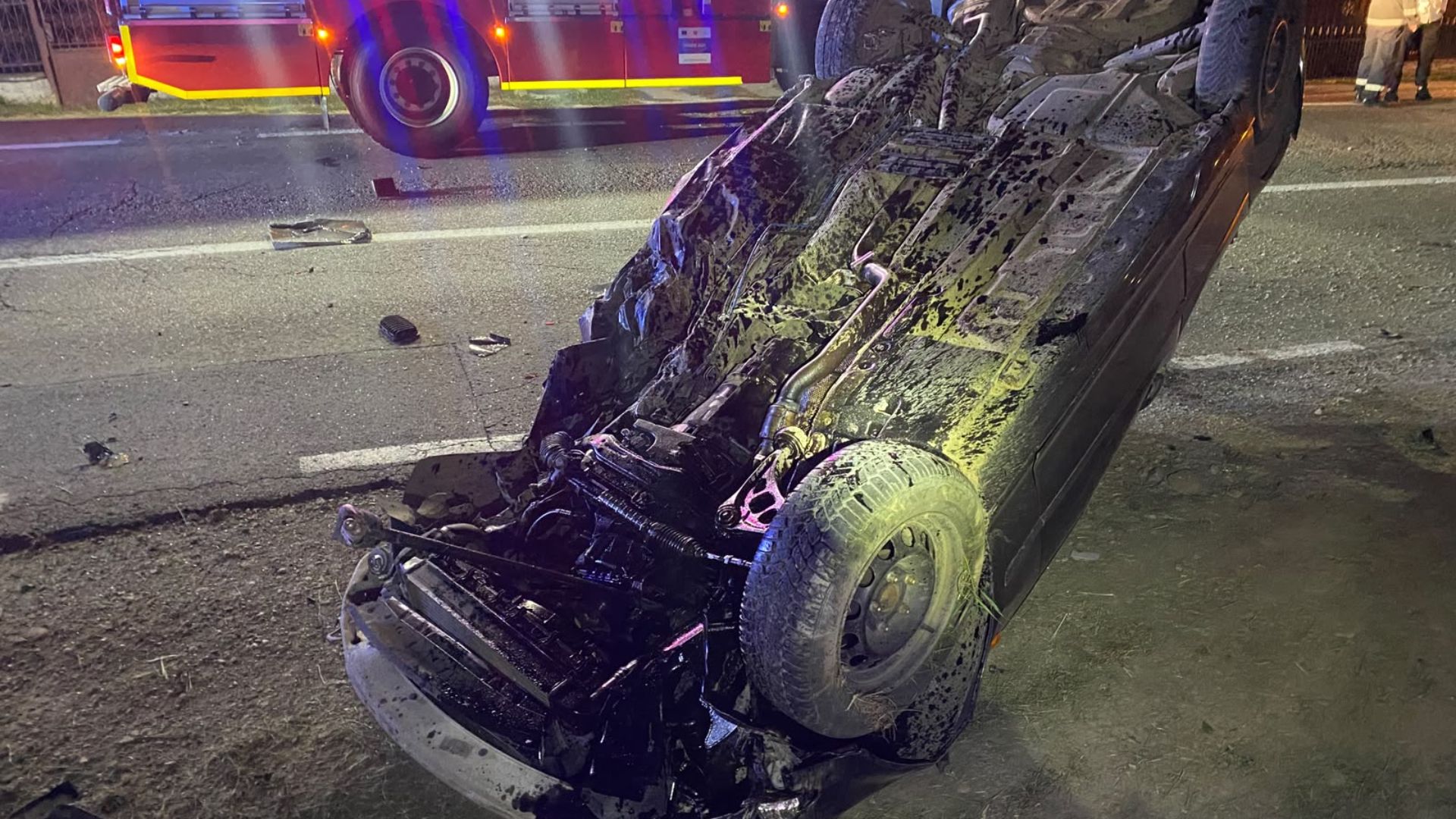 FOTO Accident grav in Cluj la miezul noptii O masina s a rasturnat pe plafon iar un tanar de aproximativ 20 de ani a fost gasit inconscient