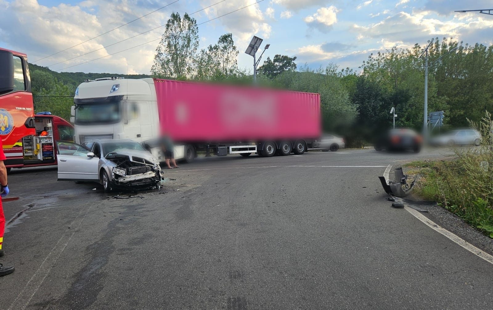 FOTO Accident grav pe un drum din Cluj Un TIR a ciocnit o masina Doua persoane au fost transportate de urgenta la spital