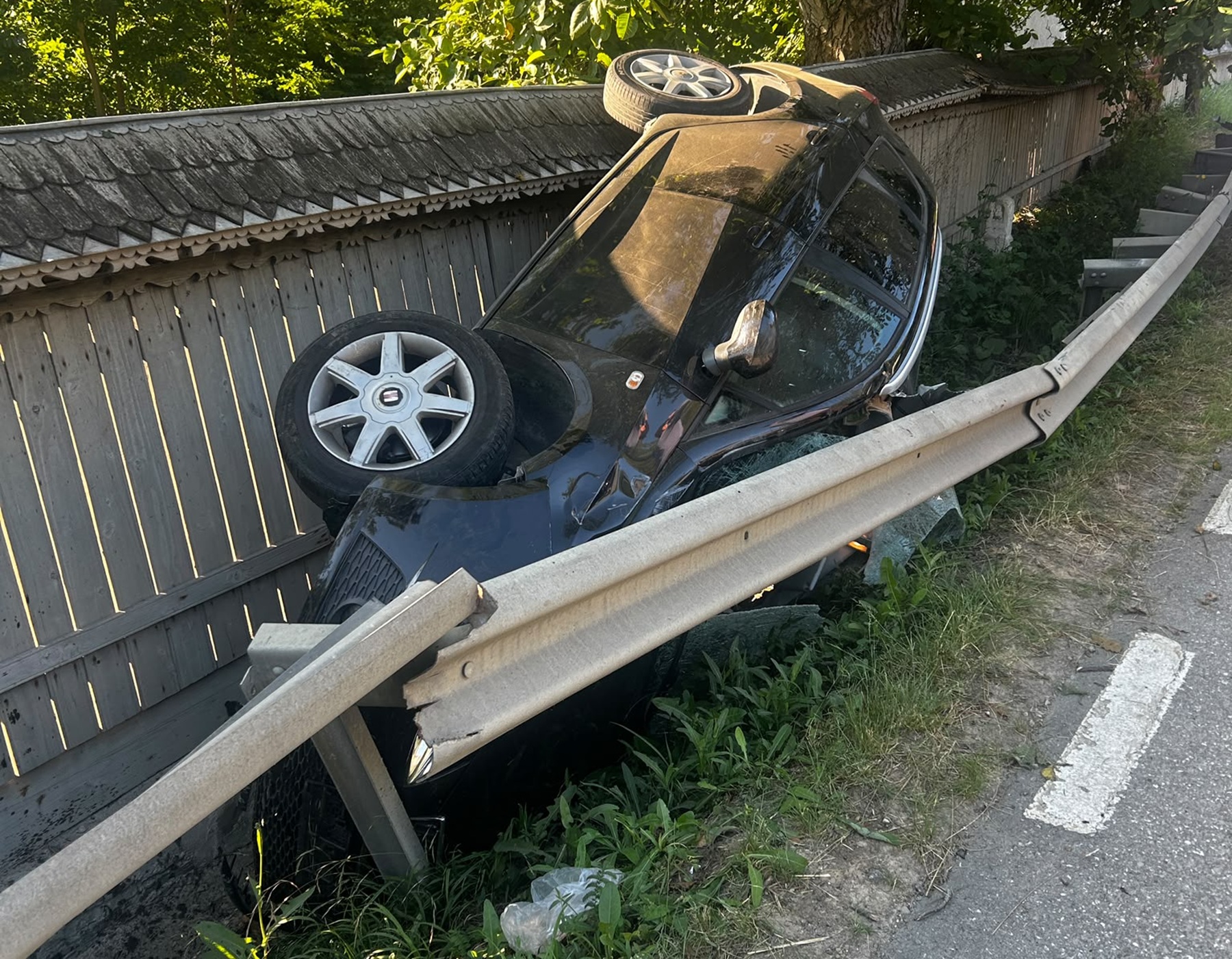 FOTO Masina prabusita intre parapet si gard Cinci persoane inclusiv doi copii au fost duse la spital